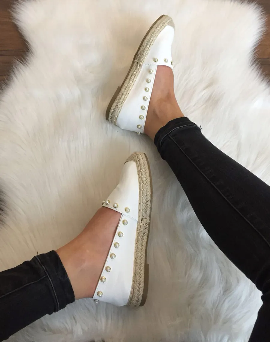 Espadrilles blanches ornées de perles 